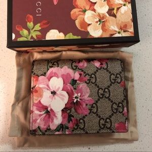 Gucci blooms wallet